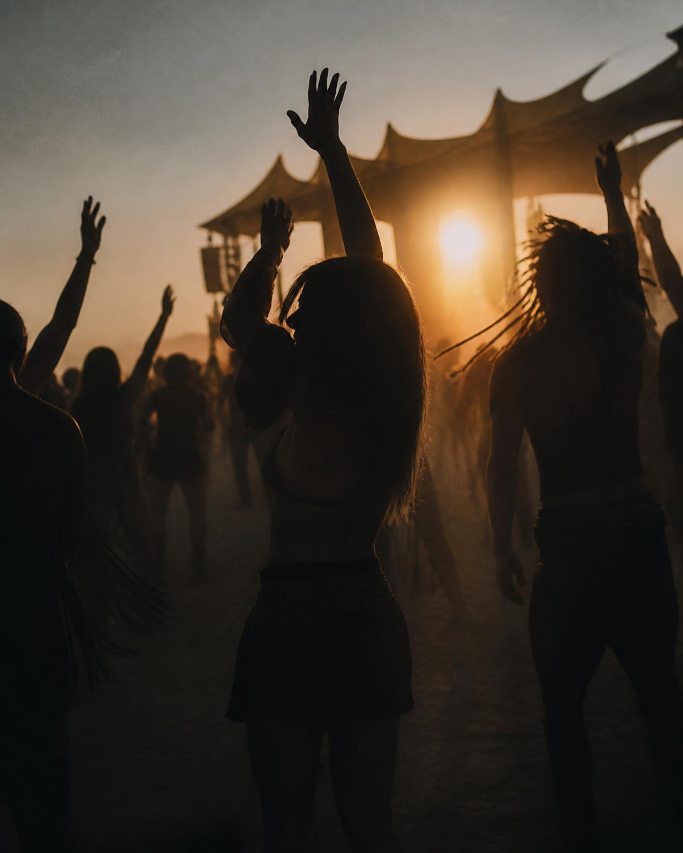 Silhouetted dancers under warm haze at a Maria Fagranes DJ set